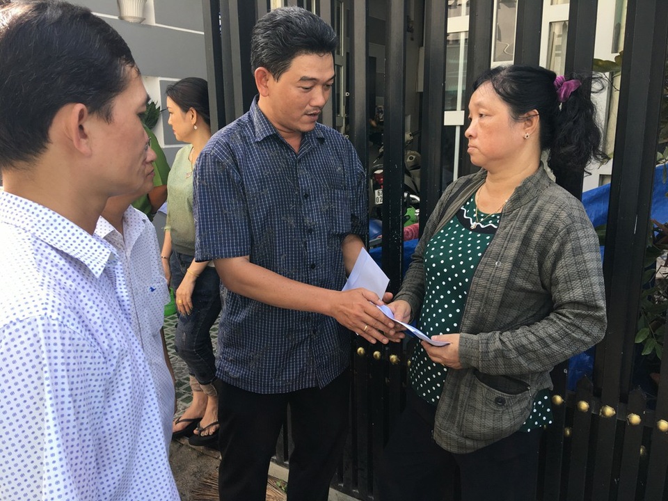 Cháy 2 căn nhà, thiệt hại cả trăm triệu đồng - 5 Đại diện chính quyền địa phương đến thăm hỏi và hỗ trợ bước đầu cho người dân có nhà bị cháy để sớm ổn định cuộc sống