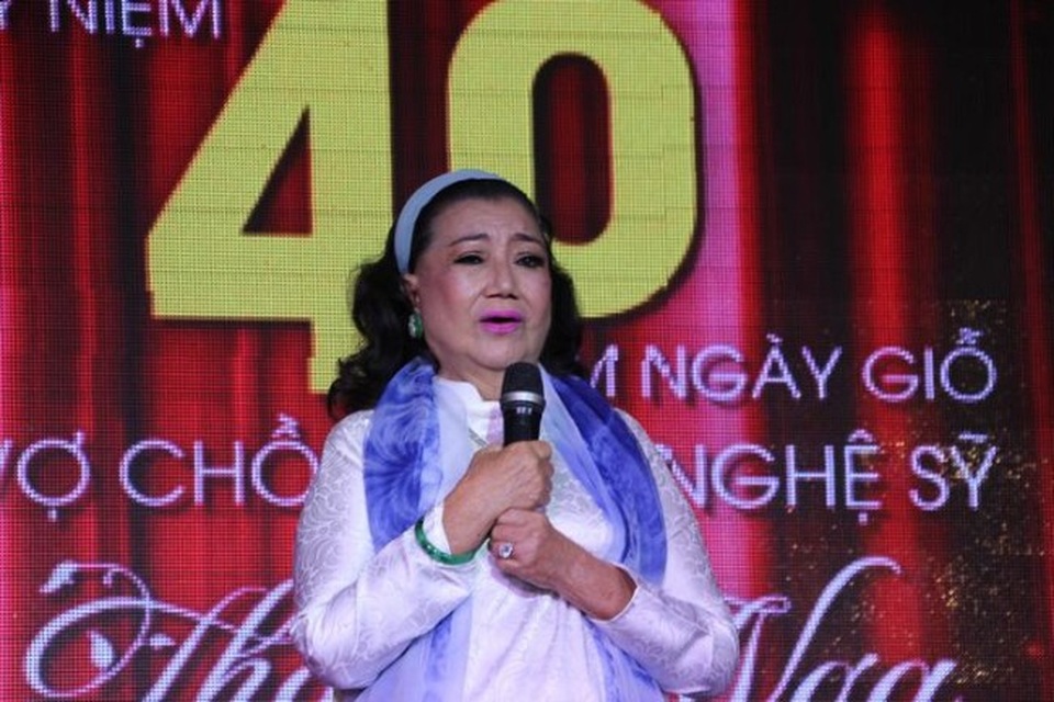Lễ giỗ lần thứ 40 nghệ sĩ Thanh Nga tràn ngập hoa hồng - 8 Trong không khí trang trọng của lễ giỗ, NSND Kim Cương đã nhắc lại những kỷ niệm đẹp giữa bà và cố nghệ sĩ Thanh Nga. Dù 40 năm đã trôi qua nhưng trong lòng nghệ sĩ Kim Cương, kỷ niệm đó vẫn còn tươi rói. Qua lời kể của nghệ sĩ Kim Cương, người nghe có thể hiểu được sự đau đớn tột cùng của bà khi nghệ sĩ Thanh Nga mất đi.