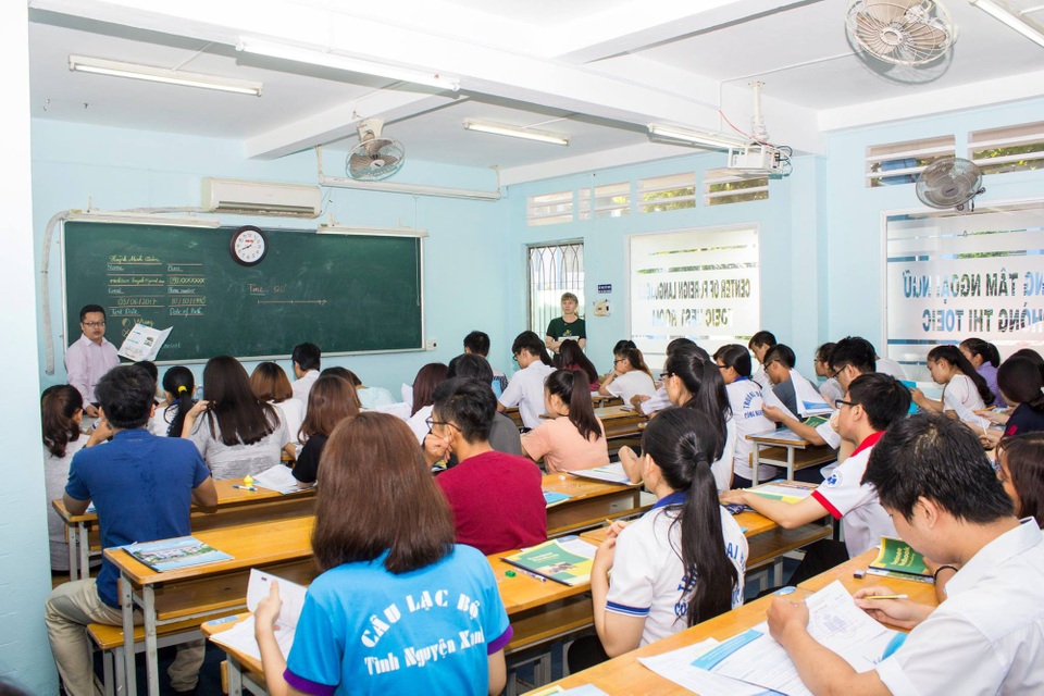 Đề xuất tiếng Anh là ngôn ngữ thứ 2: Phải thay đổi nhiều chính sách - 1 Sinh viên một trường ĐH tại TPHCM trong lớp học tiếng Anh
