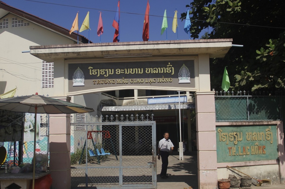Dạy chữ Việt ở Savanakhet: Những “đại sứ” gắn kết tình hữu nghị Việt - Lào! - 2 Trường học mang tên tiếng Việt, có đông đảo học sinh con em Việt kiều và con em người Lào theo học.