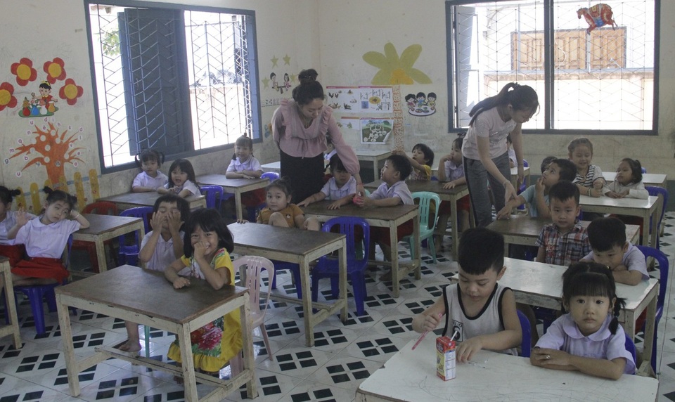 Dạy chữ Việt ở Savanakhet: Những “đại sứ” gắn kết tình hữu nghị Việt - Lào! - 3 Cô Sương cùng cộng sự hướng dẫn cho các cháu.