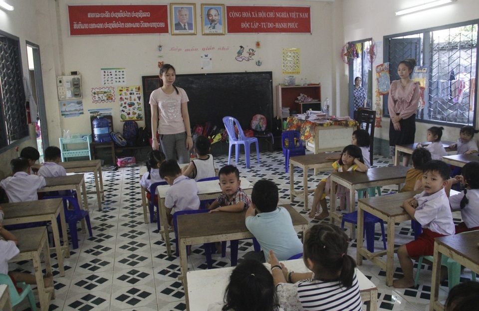 Dạy chữ Việt ở Savanakhet: Những “đại sứ” gắn kết tình hữu nghị Việt - Lào! - 4 Với sự giúp đỡ, hỗ trợ của giáo viên Việt kiều, các giáo viên Quảng Trị nhanh chóng nắm bắt cách quản lý và giảng dạy tốt hơn.