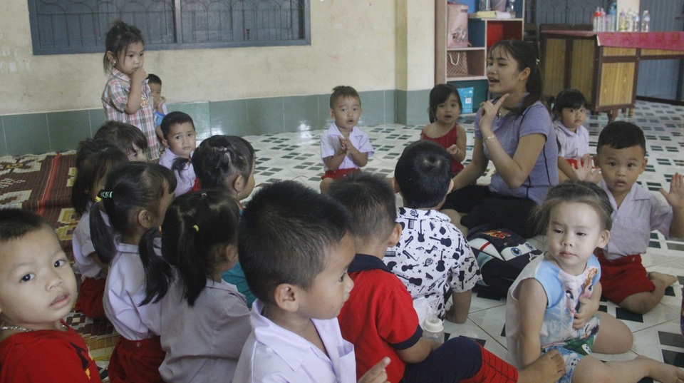 Dạy chữ Việt ở Savanakhet: Những “đại sứ” gắn kết tình hữu nghị Việt - Lào! - 1
Buổi học của cô và cháu trường Mẫu giáo Lạc Hồng tại tại Savanakhet (Lào).