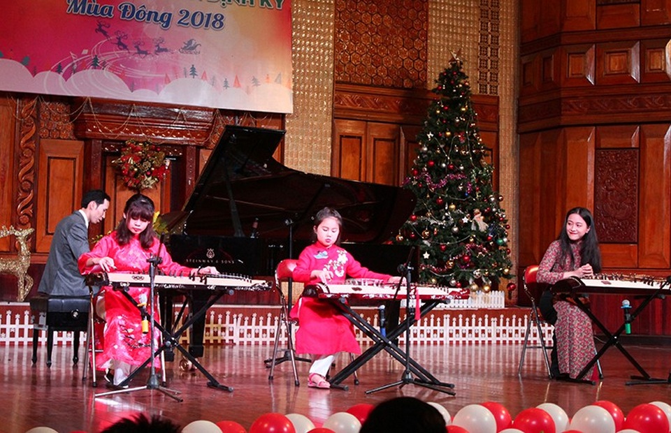 Xem các tài năng nhí trình diễn piano, guitar, đàn tranh - 1 Màn trình diễn Đi cấy bằng đàn tranh kết hợp với piano của các thầy cô và học trò.