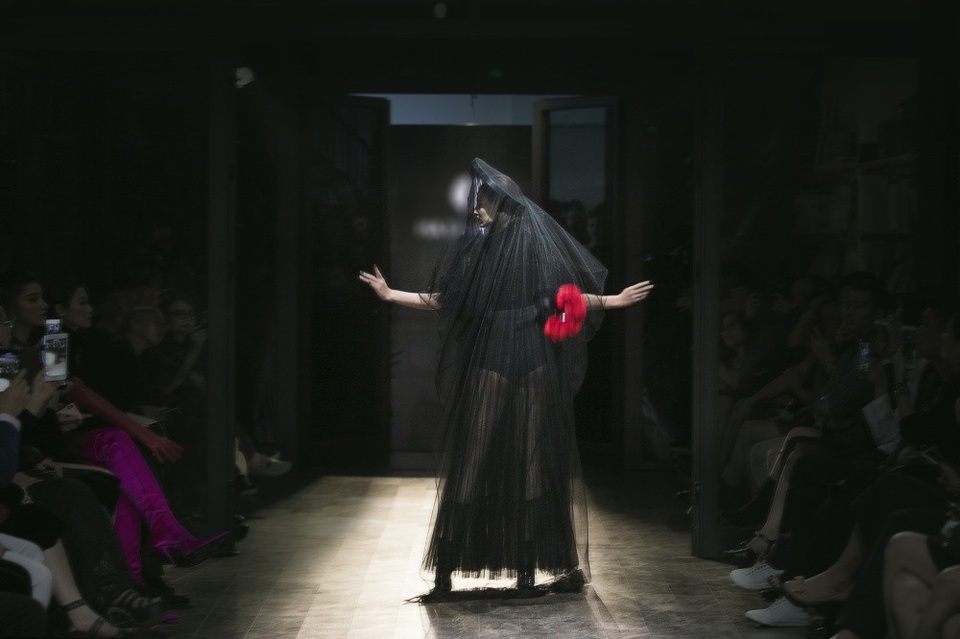 Sở xuất hiện đầy lôi cuốn của Hồng Quế khiến nhiều khán giả chia sẻ, tiếc nuối cho Hồng Quế bởi cô sở hữu chiều cao lý tưởng và gương mặt đẹp, lẽ ra Hồng Quế có thể bước lên đỉnh vinh quang trở thành Hoa hậu thay vì cuộc sống thăng trầm, nhiều ngã rẽ như hiện tại.