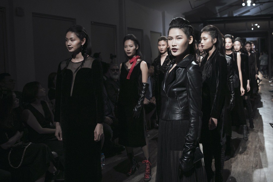 Bữa tiệc của thời trang thấm đẫm tinh thần glam rock, sau âm thanh mê hoặc của guitar điện réo rắt, dàn mẫu bước ra đường băng với kiểu tóc vuốt ngược ra phía sau, nghịch ngợm với bờm tóc tết lệch cộng son môi màu chocolate nổi loạn.