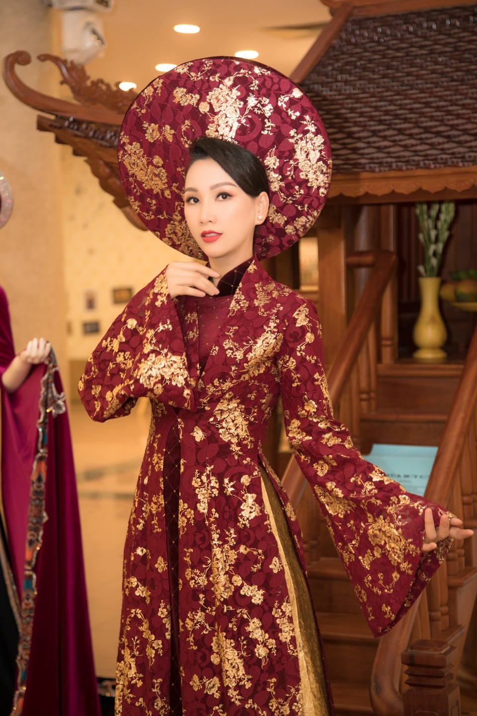 Hoa hậu Paris Vũ trình diễn áo dài, ủng hộ người khuyết tật - 1 Hoa hậu Paris Vũ trình diễn áo dài tại triển lãm.