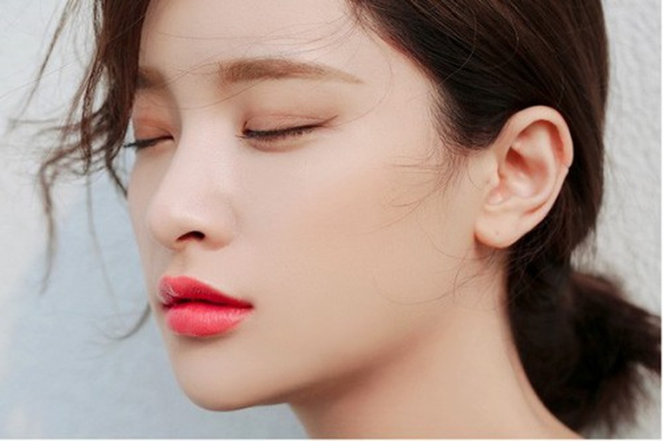 Bí quyết cưa đổ chàng ngay lần đầu gặp mặt - 3 Để có thần thái tự tin, đừng để mụn hay các vấn đề về da xuất hiện. Đồng thời, bạn cũng hoàn toàn có thể khắc phục những nhược điểm trên gương mặt như chiếc mũi thấp và cằm ngắn, làn da nhiều khuyết điểm khi đến với Thẩm mỹ Hồng Ngọc Hàn Quốc. Sở hữu làn da đẹp như gái Hàn giờ đây thật dễ dàng.