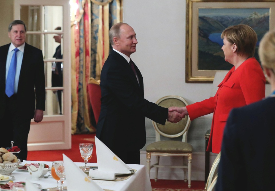 Mời Thủ tướng Đức đặc sản Nga, ông Putin gửi thông điệp vụ tàu Ukraine - 1
Tổng thống Putin mời Thủ tướng Merkel ăn sáng kết hợp làm việc bên lề hội nghị G20 tại Argentina. (Ảnh: Reuters)