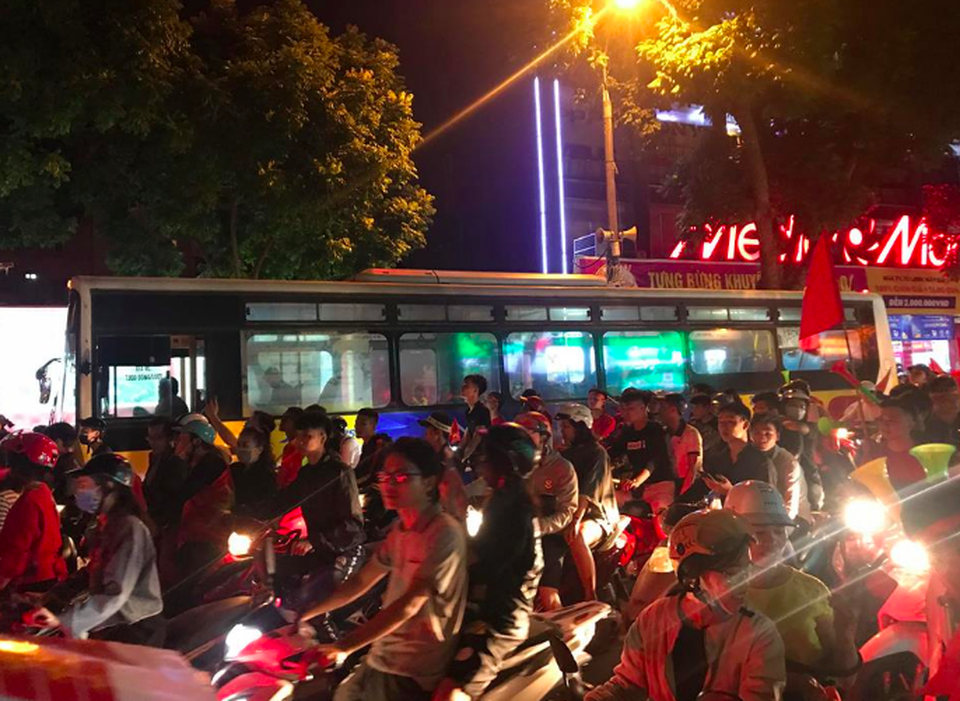 
Các tuyến phố đổ về Hồ Gươm đông “nghẹt thở” Dòng người nhích từng centimet trên đường
