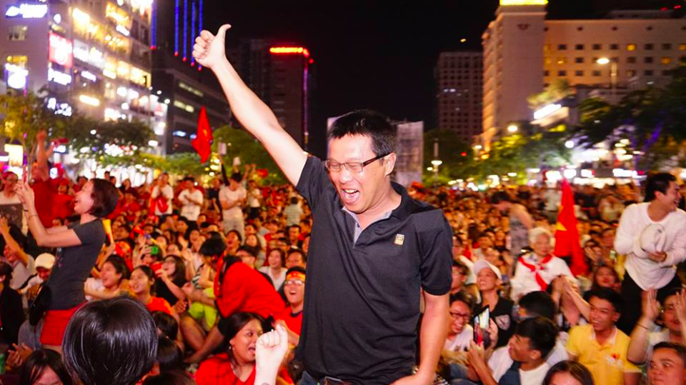 Người dân cả nước sôi động mừng chiến thắng của đội tuyển Việt Nam - 20