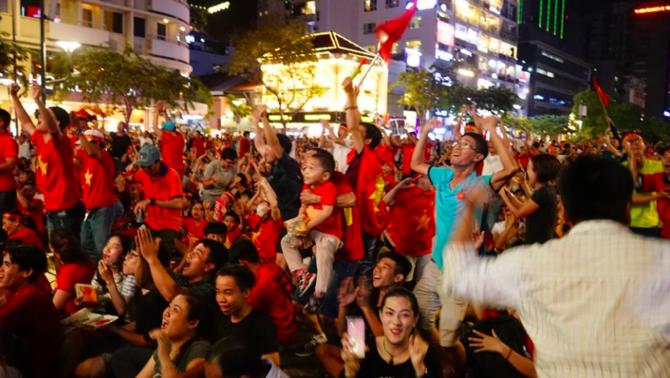 Người dân cả nước sôi động mừng chiến thắng của đội tuyển Việt Nam - 19