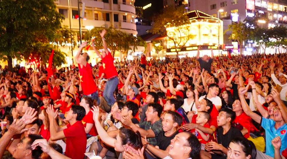 Người dân cả nước sôi động mừng chiến thắng của đội tuyển Việt Nam - 18