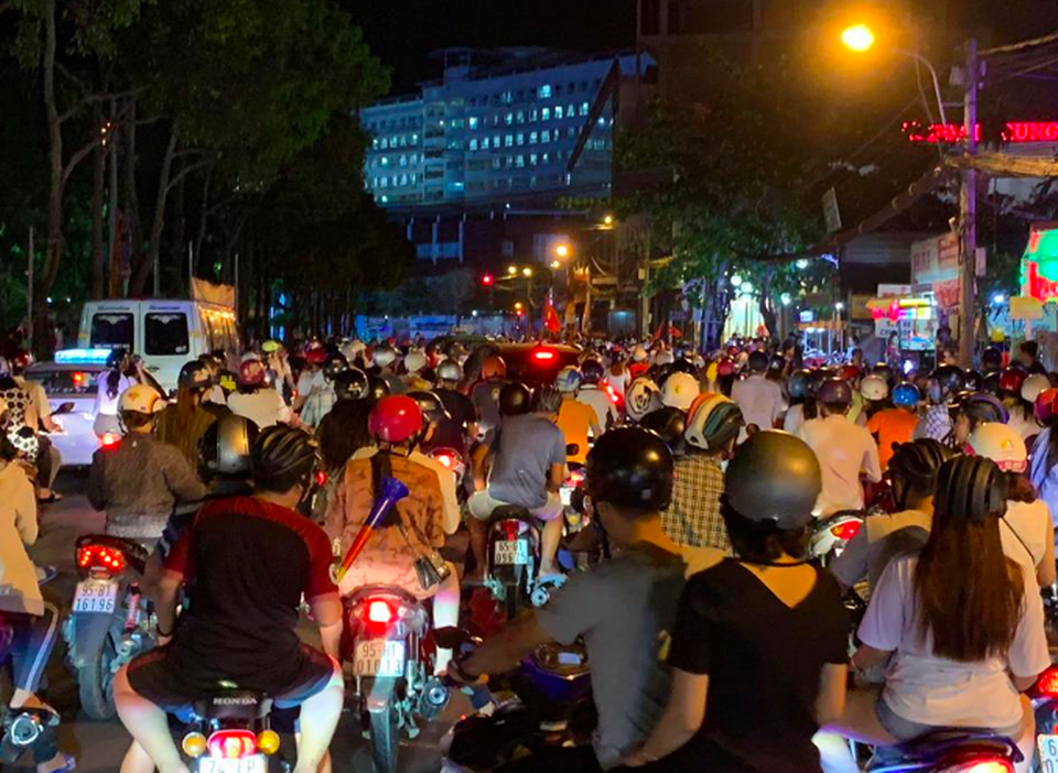 Người dân cả nước sôi động mừng chiến thắng của đội tuyển Việt Nam - 22