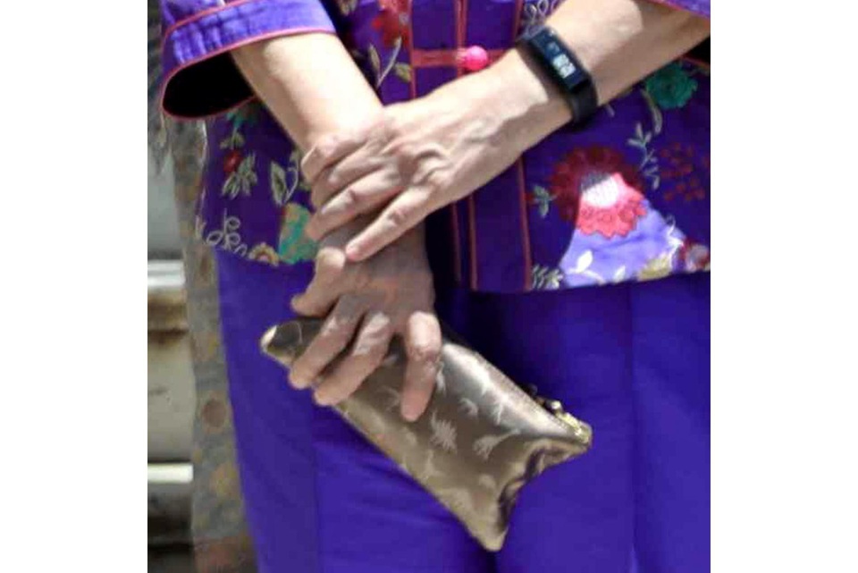 
Chiếc ví chưa đầy 50 USD của bà Hà Tinh. (Ảnh: AFP)
