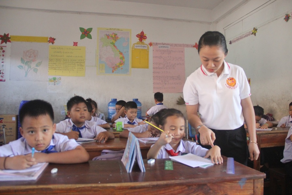 Dạy chữ Việt ở Savanakhet: Giữ tiếng Việt quê hương trên đất bạn Lào - 5 Gần 3 năm gắn bó với học sinh tại Lào, cô Hải luôn mong muốn các em đọc và hiểu được tiếng Việt.