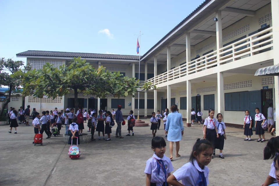 Dạy chữ Việt ở Savanakhet: Giữ tiếng Việt quê hương trên đất bạn Lào - 1
Học sinh theo học tại trường Tiểu học - THCS Thống Nhất có cả học sinh là con em người Việt và Lào.