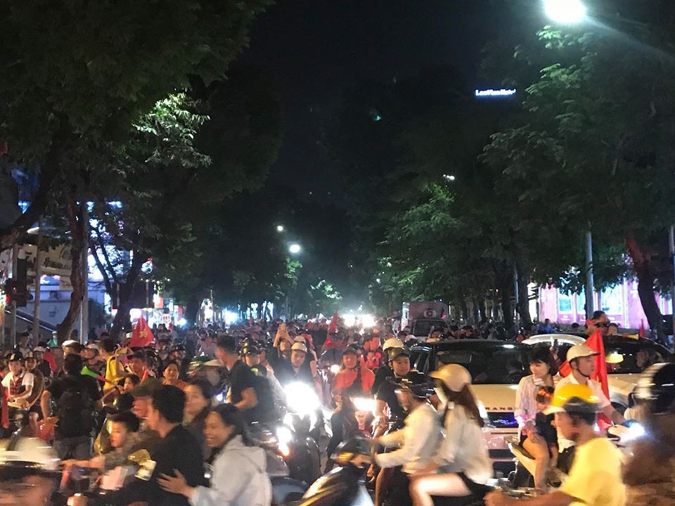 Người dân cả nước sôi động mừng chiến thắng của đội tuyển Việt Nam - 3