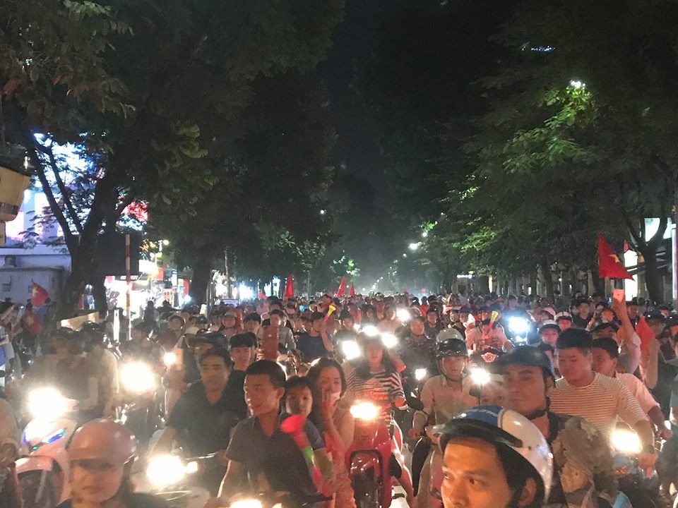 
Biển người đổ về phố Hàng Bài và Tràng Tiền để ăn mừng chiến thắng
