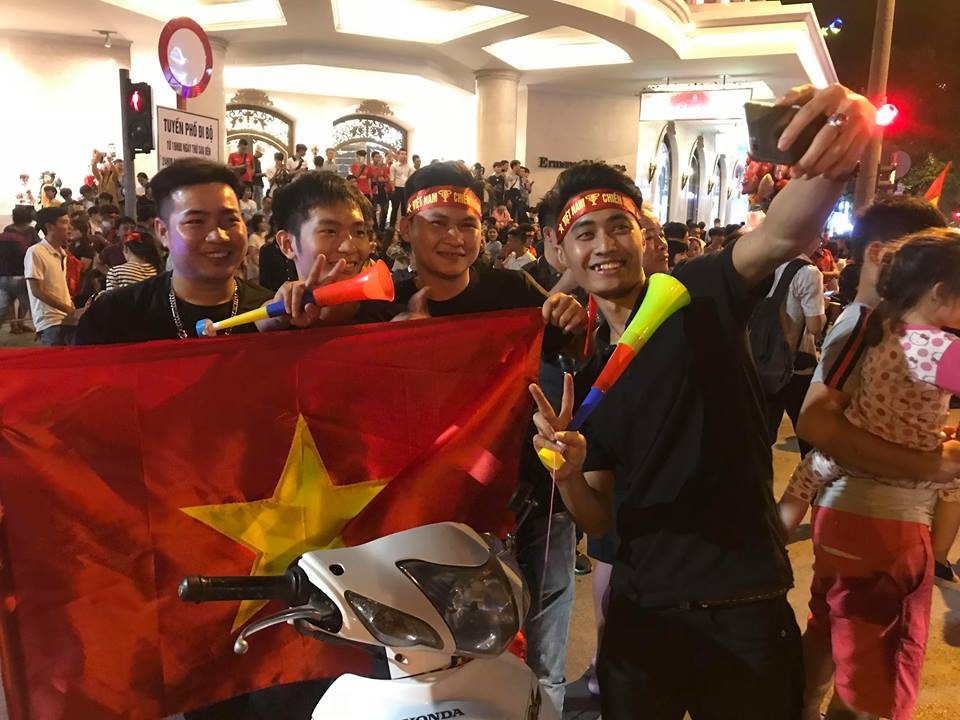 
Các cổ động viên đổ về Khu vực Tràng Tiền, đường Hai Bà Trưng để ăn mừng
