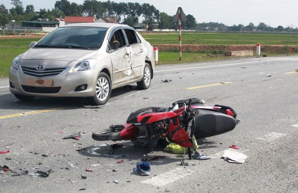 Tai nạn liên hoàn, xe buýt tông xe máy và ô tô, một người tử vong tại chỗ - 1 Hiện trường nơi xảy ra vụ tai nạn.