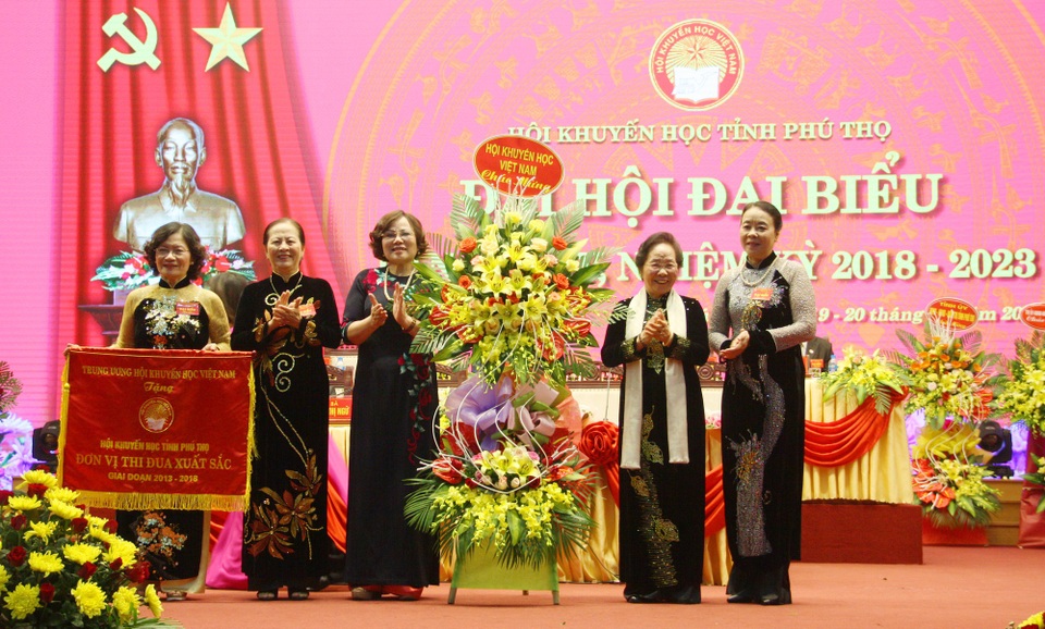 Đại hội Khuyến học Phú Thọ lần thứ IV: Hướng tới mỗi công dân là một công dân học tập - 2
Nhân dịp này, Trung ương Hội Khuyến học Việt Nam đã trao tặng Cờ thi đua đơn vị xuất sắc giai đoạn 2013 - 2018 cho Hội Khuyến học tỉnh Phú Thọ.