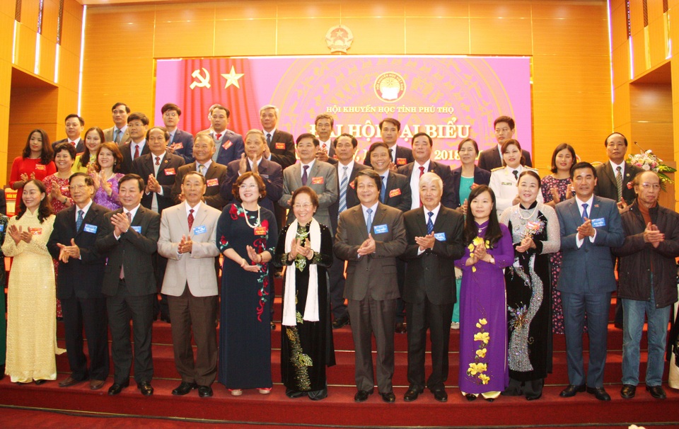 Đại hội Khuyến học Phú Thọ lần thứ IV: Hướng tới mỗi công dân là một công dân học tập - 5
29 đồng chí trong Ban Chấp hành Hội Khuyến học tỉnh Phú Thọ lần thứ IV chụp ảnh với Chủ tịch Hội KH Việt Nam Nguyễn Thị Doan