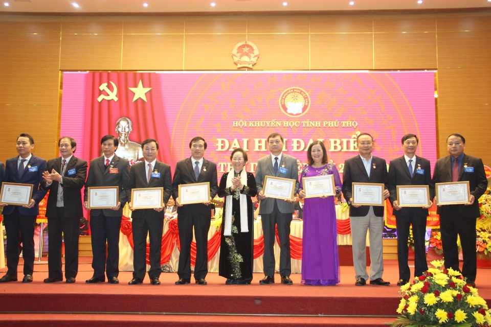 Đại hội Khuyến học Phú Thọ lần thứ IV: Hướng tới mỗi công dân là một công dân học tập - 3
TƯ Hội Khuyến học VN đã tặng Kỷ niệm chương “Vì sự nghiệp khuyến học” cho nhiều cá nhân có nhiều đóng góp cho công tác khuyến học tỉnh Phú Thọ