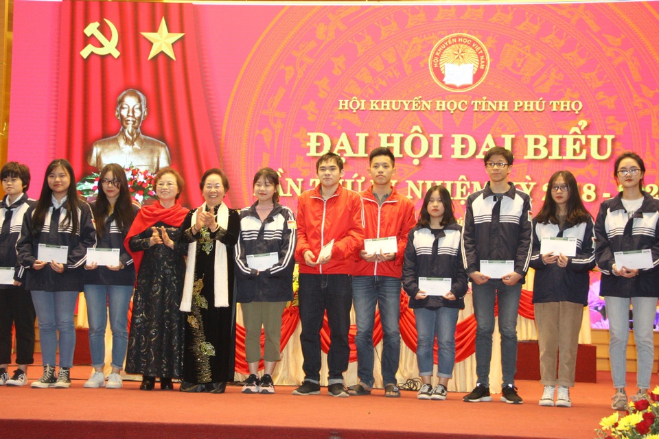 Đại hội Khuyến học Phú Thọ lần thứ IV: Hướng tới mỗi công dân là một công dân học tập - 6
Gia đình cụ Phạm Thị Ninh ở Hà Nội, thông qua Quỹ Nhân Ái của Báo Dân trí đã trao tặng 20 suất học bổng trị giá 100 triệu đồng cho học sinh có hoàn cảnh khó khăn vươn lên học giỏi của Trường THPT chuyên Hùng Vương, thành phố Việt Trì.