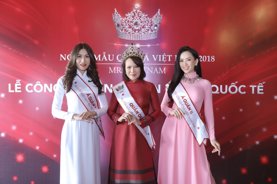 Top 3 Người mẫu Quý bà được đề cử dự thi nhan sắc quốc tế - 1 Top 3 Người mẫu Quý bà Việt Nam: (Từ phải sang) Á quân 2 Nguyễn Thị Khuyên, Quán quân Trần Thị Hiền và Á quân 1 Phạm Thị Hải Yến tại buổi gặp mặt báo chí.