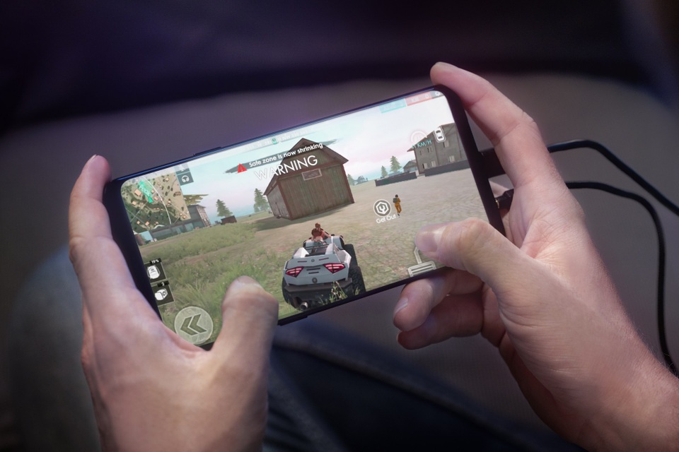 Asus mang smartphone dành cho game thủ với cấu hình “khủng” về Việt Nam - 2 ROG Phone sở hữu màn hình 6-inch với độ phân giải Full HD+