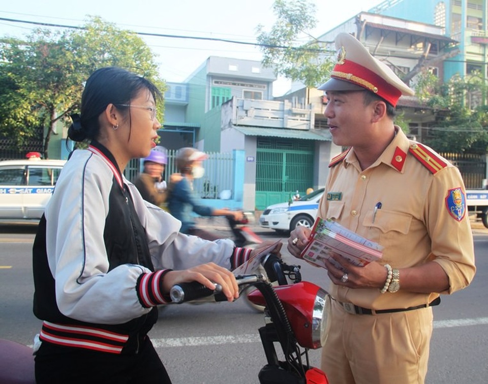 CSGT tặng phiếu mua mũ bảo hiểm cho phụ huynh “quên” đội mũ cho con - 3 Tặng phiếu cho học sinh đi xe đạp điện không đội mũ bảo hiểm.