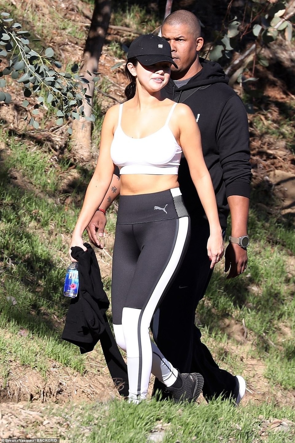 Selena Gomez tái xuất gợi cảm và khỏe khoắn - 1
Cánh săn ảnh đã thấy hình ảnh của Selena Gomez khỏe mạnh và đang trở lại cuộc sống bình thường khi cô cùng bạn bè đi tập thể dục trên khu đồi Malibu hôm thứ tư vừa qua. Đây là lần đầu tiên nữ ca sỹ trẻ bị bắt gặp sau khi rời trung tâm điều trị tâm lý