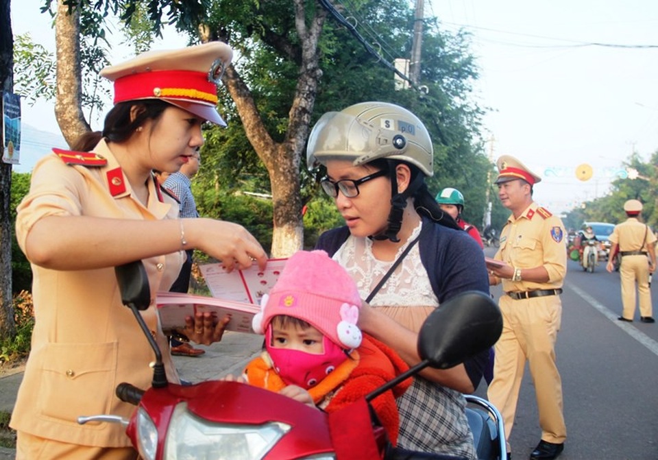 CSGT tặng phiếu mua mũ bảo hiểm cho phụ huynh “quên” đội mũ cho con - 1 Cảnh sát giao thông tỉnh Bình Định tuyên truyền, tặng phiếu mua mũ bảo hiểm cho phụ huynh quên đội mũ khi tham gia giao thông nhằm đảm bảo an toàn cho trẻ.