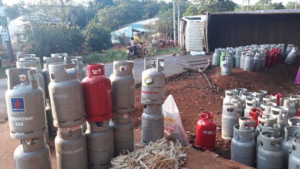Xe tải chở hàng trăm bình gas lật nhào trên quốc lộ - 3 Hàng trăm bình gas tràn xuống đường.