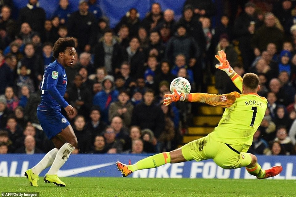 Hazard lập công đưa Chelsea vào bán kết League Cup - 2
Willian bỏ lỡ cơ hội mở tỉ số của trận đấu