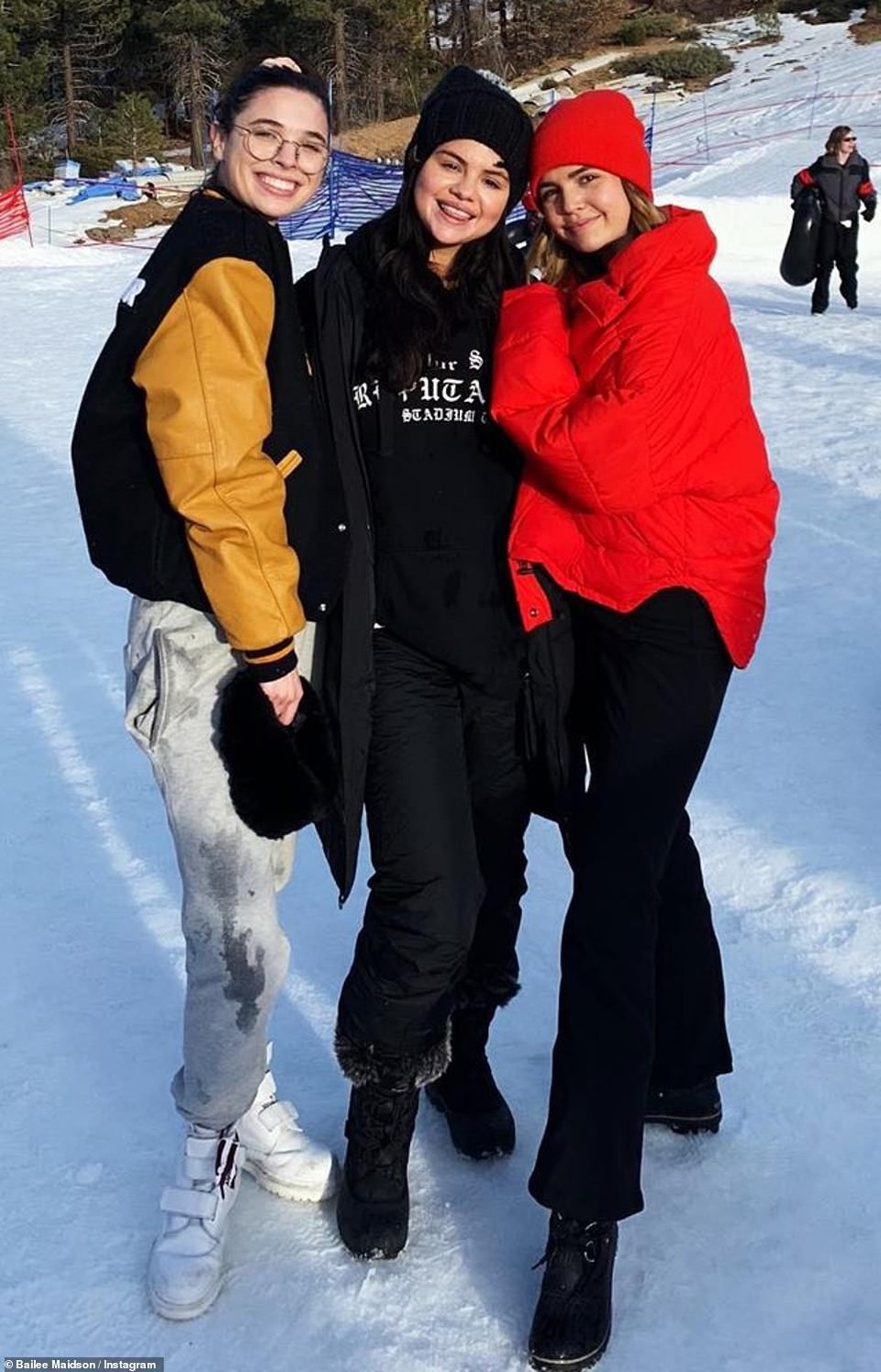 Selena Gomez tái xuất gợi cảm và khỏe khoắn - 8
Bạn bè của Selena cũng chia sẻ hình ảnh cô vui vẻ đi trượt tuyết cách đây ít ngày.