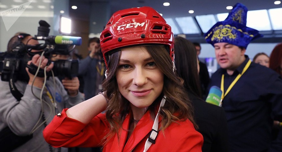 Theo Sputnik, cuộc họp báo marathon thường niên của ông Vladimir Putin năm nay diễn ra vào ngày 20/12 với khoảng 1.700 phóng viên từ châu Á, châu Âu, Mỹ và Trung Đông. Chính vì con số “khủng”, xác suất để một phóng viên được Tổng thống Nga trả lời câu hỏi là rất thấp. Vì vậy, họ đã quyết định làm mọi cách để có thể nổi bật trong đám đông nghìn người để thu hút sự chú ý của ông Putin, trong đó có phương pháp hóa trang như tham gia lễ hội Halloween.