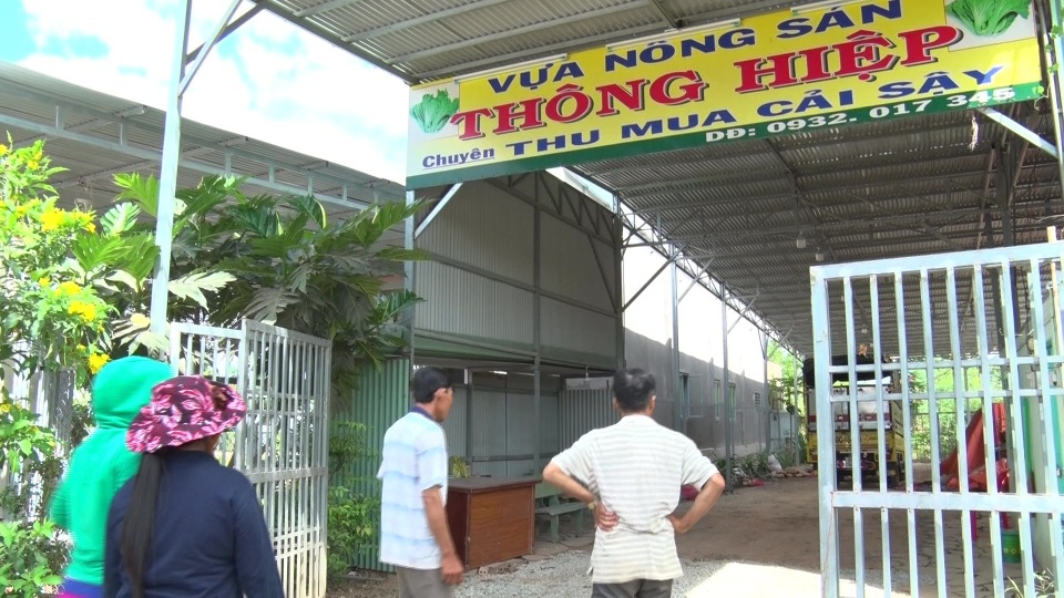 Vợ chồng chủ vựa nông sản biến mất khi còn nợ tiền khiến nhiều nông dân lo lắng.