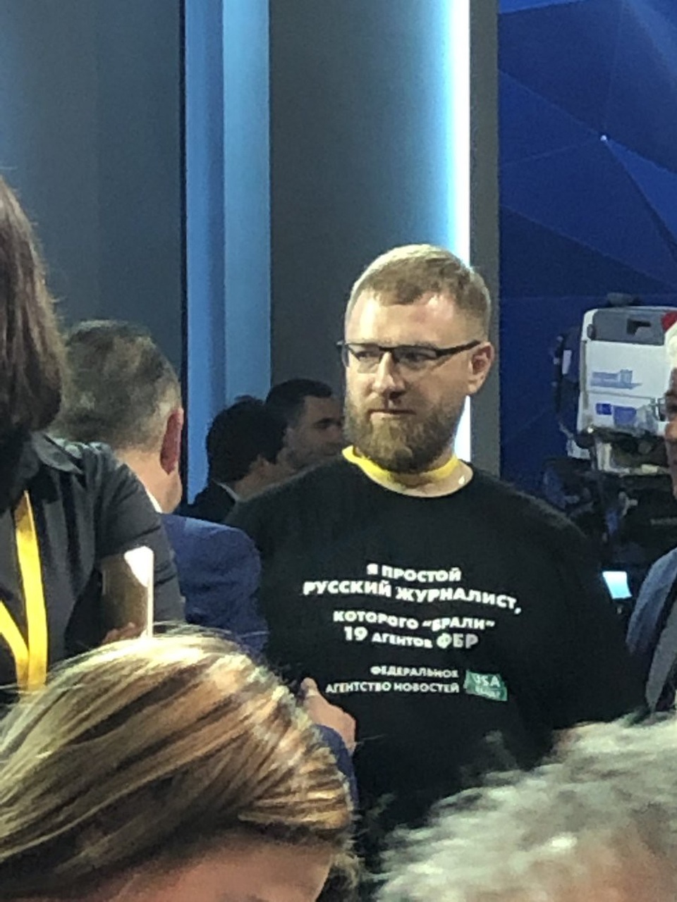 Một bức hình ảnh khác cho thấy nhà báo Alexander Malkevich của trang tin USA Really (Mỹ) mặc chiếc áo với dòng chữ Nga: “Tôi là một nhà báo Nga đơn giản. Cần 19 điệp viên FBI để bắt tôi”.