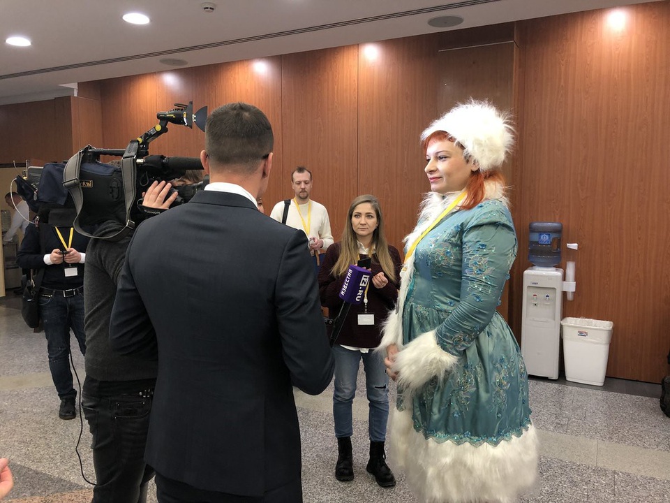 Trong khi đó, một nữ phóng viên đã chọn hóa trang thành công chúa tuyết của Nga (Snow Maiden) phù hợp với không khí Giáng sinh và lễ hội đang tới gần.