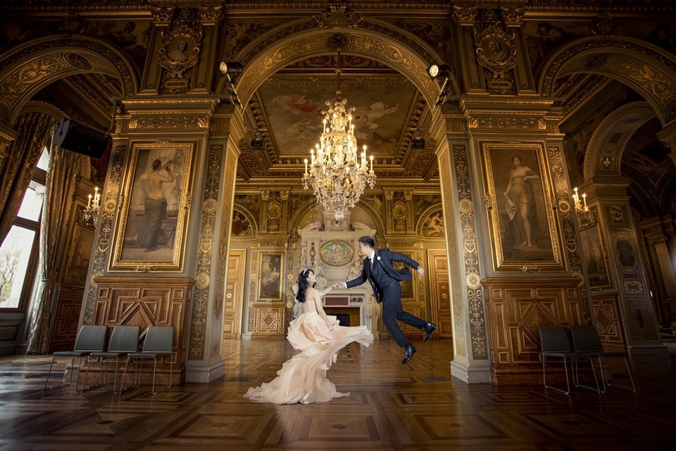 Chú rể từng chia sẻ, anh và cô dâu quen nhau trong một buổi tiệc sinh nhật của một người bạn chung. Trước đấy, hai người cũng từng trải qua một vài mối tình, tuy nhiên ngay buổi gặp nhau, cả hai đã bị tiếng sét ái tình đánh trúng và tự nhủ với trái tim rằng đấy chính là nửa kia mình đang tìm kiếm.