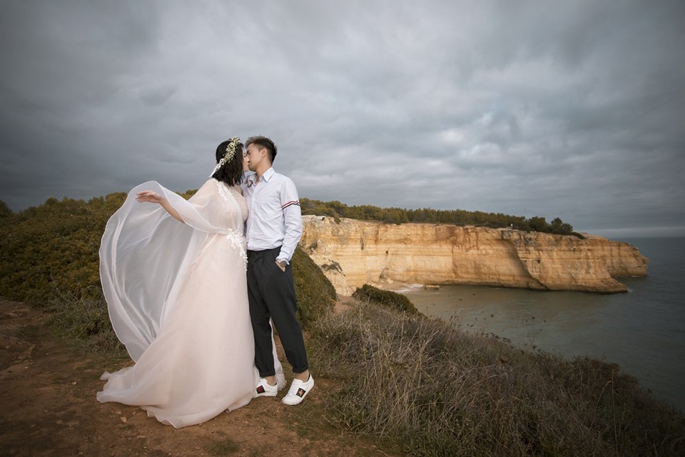 Chia sẻ thêm về vợ, chú rể Lê Linh Paris dành lời khen cô là một người xinh đẹp, thông minh và có cá tính mạnh.