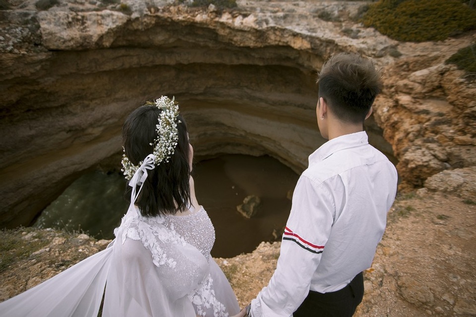 Lúc đó, cô dâu và chú rể đã ướt hết 2/3 quần áo do phải nhảy xuống nước để đi bộ vào bãi biển. Lái thuyền chỉ cho có 5 phút để chụp vì hôm đó biển động và có bão nên mọi phương tiện không được phép đưa khách vào hang.