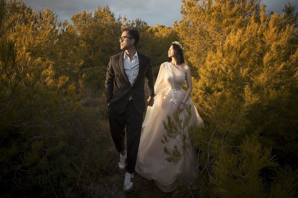 Tuy bộ ảnh hiện lên rất lung linh nhưng chú rể vẫn cho rằng nó chưa thực sự trau chuốt về mặt hình ảnh vì hầu hết những chiếc áo vest trong bộ hình là chú rể mượn của một người ông anh thân thiết mà hai vợ chồng chơi chung.