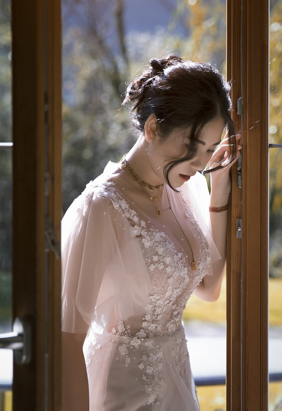 Chia sẻ về cảm xúc thiêng liêng trong lễ cưới, cô dâu không khỏi xúc động và đã rơi nước mắt vì bao kỷ niệm đẹp giữa hai người một lần nữa ùa về.