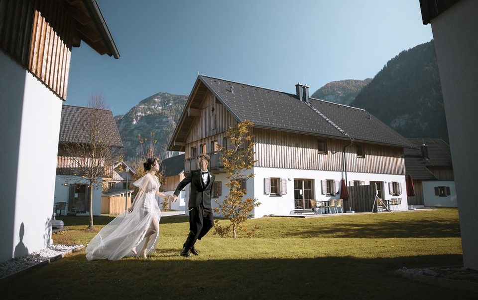 Hiện tại, cô dâu Yến Nhi và Lê Linh Paris đang sinh sống tại Pháp, cả hai tham gia kinh doanh lĩnh vực thời trang và đồ xa xỉ phẩm. Trước đây, Linh Lê Paris từng có thời gian học tại Nhạc viện tại Việt Nam sau đó đang Pháp du học theo chuyên ngành thiết kế đồ họa. Ngoài thời gian kinh doanh, Linh Lê Paris cũng theo đuổi đam mê nhiếp ảnh.