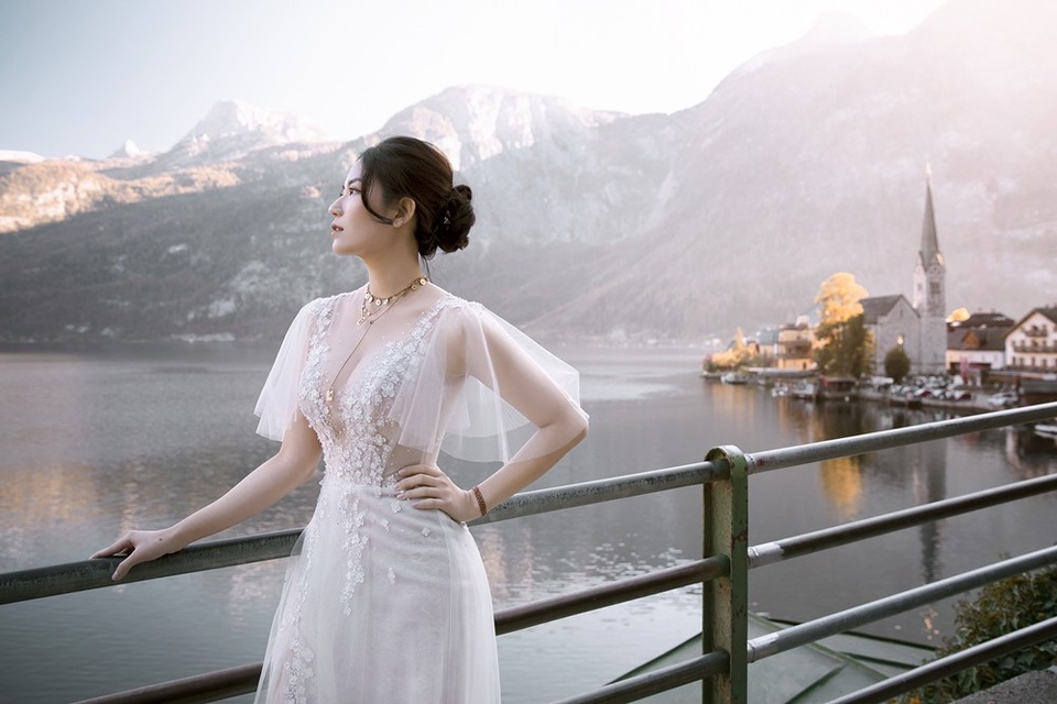 Những khung hình đẹp lung linh trên hành trình vừa đi du lịch vừa chụp ảnh cưới của cô dâu chú rể người Việt.