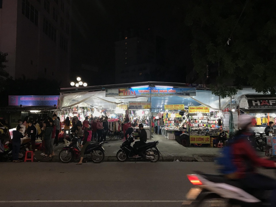 Huế: Trung tâm mua sắm không phép dù bị đình chỉ vẫn ngang nhiên hoạt động - 6 Dư luận đặt nghi ngờ có sự bảo kê để Trung tâm này hoạt động?