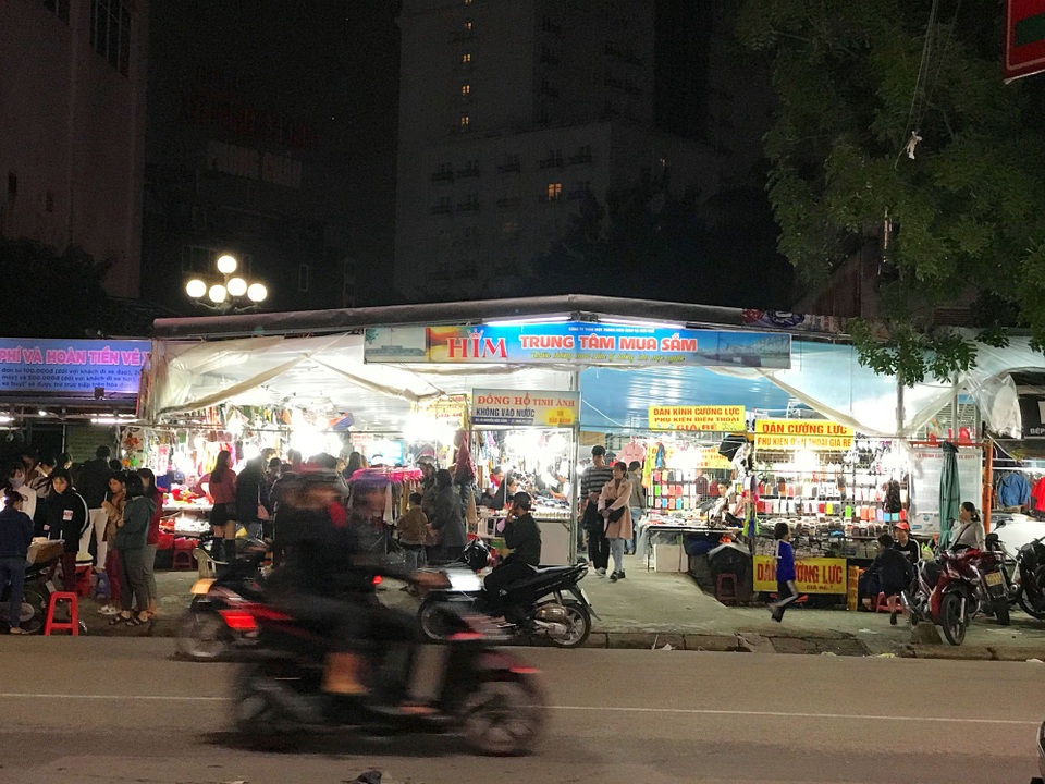 Huế: Trung tâm mua sắm không phép dù bị đình chỉ vẫn ngang nhiên hoạt động - 2 Dù trái phép nhưng vẫn hoạt động bình thường